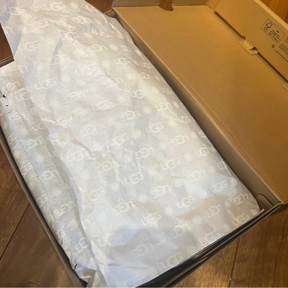 NIB! 100% Authentic UGG Tazz Platform Slippers Women Size 7 Black - Picture 3 of 12